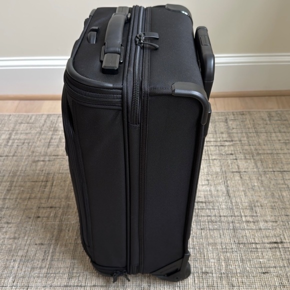 Briggs & Riley 22" Carry-On Upright Garment Bag - Picture 6 of 11